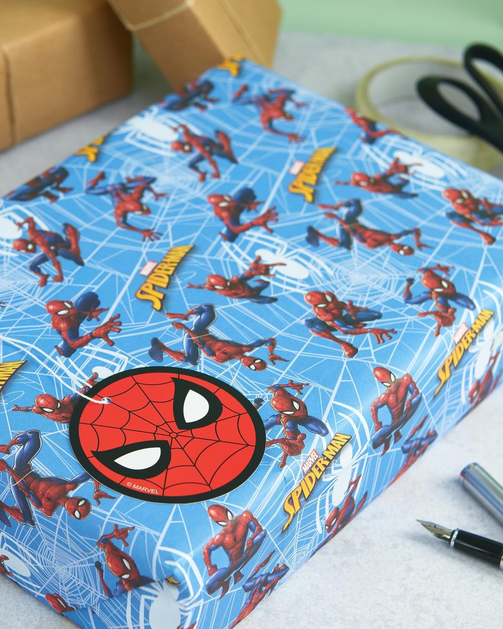 UK Greetings Marvel Gift Wrap, Card and Tag Multipack for Him/Boy - Spider-Man Design - Image 3