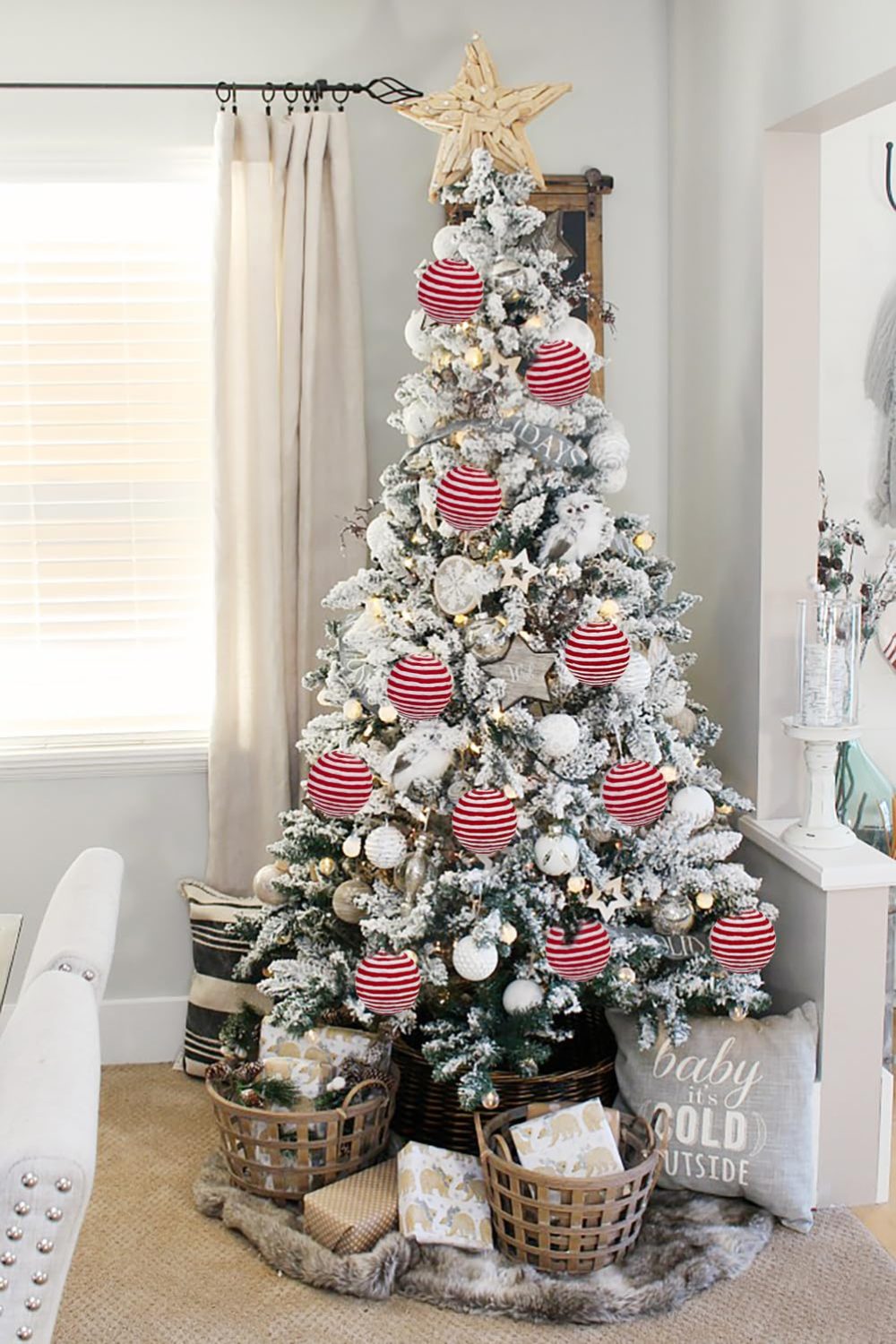 Oairse 10cm Red and White Christmas Ornament Balls, 6PCS Large Decorative Yarn Balls Christmas Baubles Ornament forChristmas Tree Decorations Xmas Halloween Holiday Party Table Centrepiece Decor - Image 3