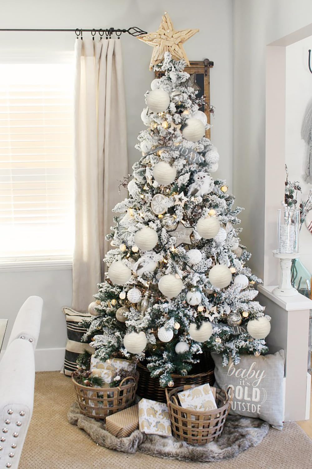 Oairse 10cm White Christmas Ornament Balls, 6PCS Large Decorative Yarn Balls Christmas Baubles Ornament for Christmas Tree Decorations Xmas Halloween Holiday Party Table Centrepiece Decor - Image 4