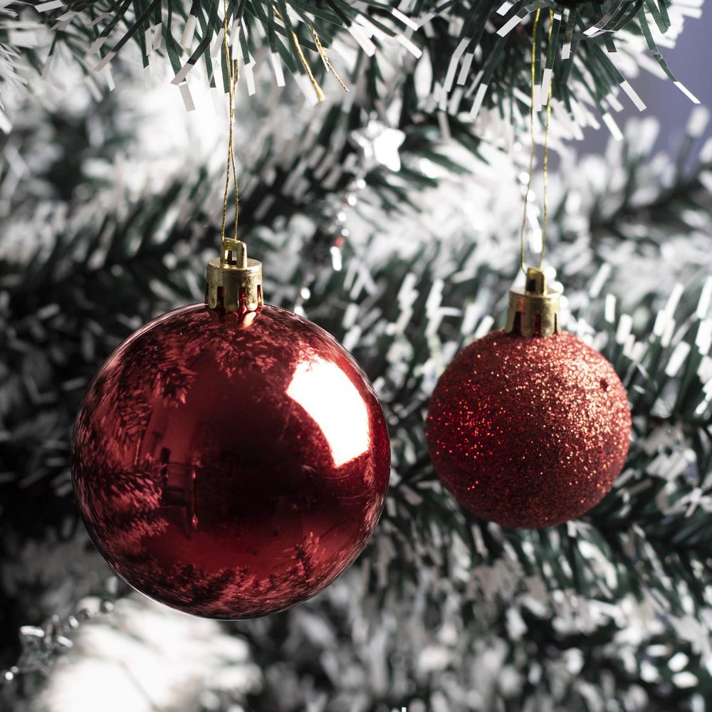 Bravich 100 Pieces Shatterproof Baubles Set. Christmas Tree Decorations Ornament Balls With Hooks & String Hanging. Home Decor 3,4 & 6 CM Baubles-Matt, Shiny & Glitter Finish-Red - Image 3