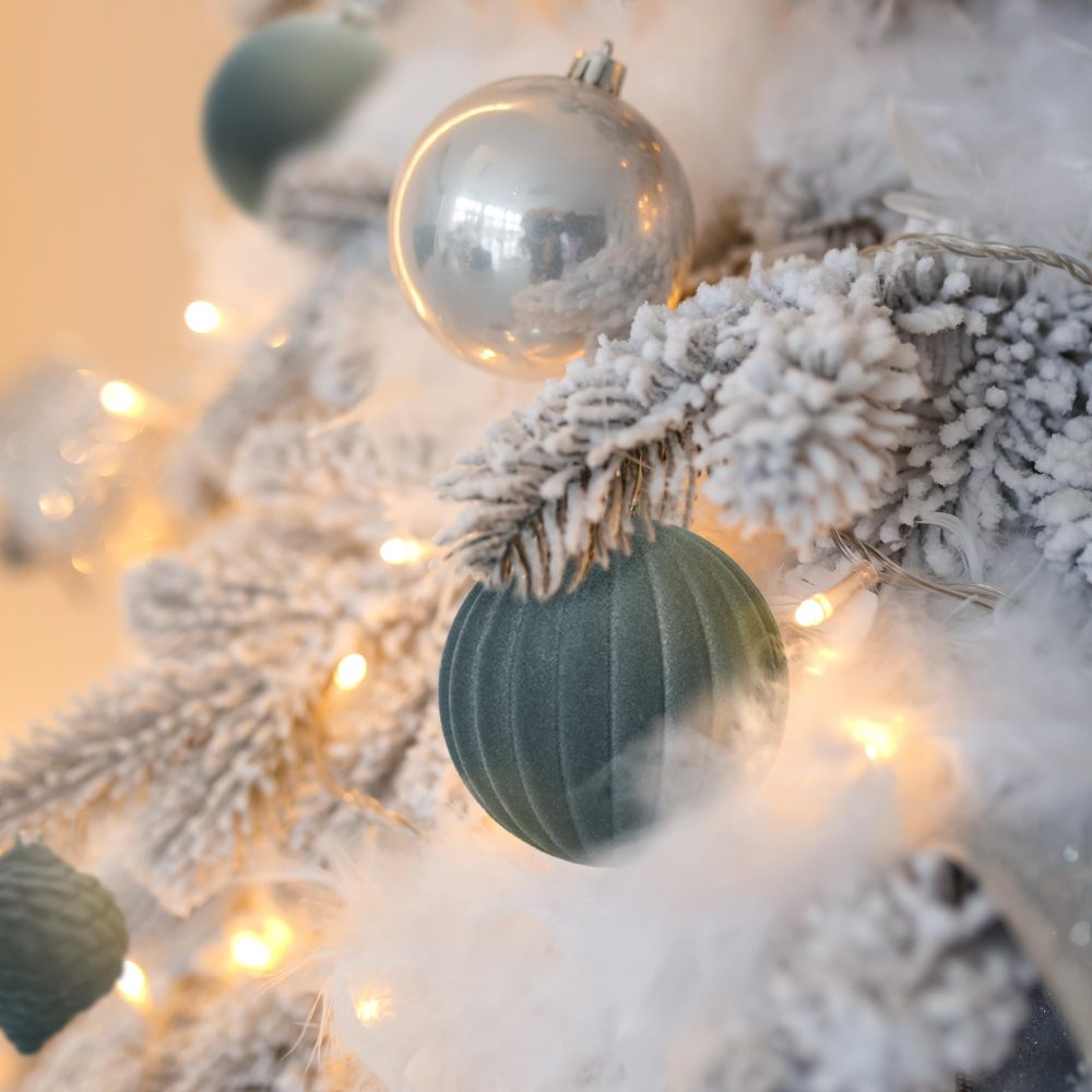KI Store Grey Velvet Christmas Baubles 25pcs Shatterproof Flocked Christmas Tree Ornaments Assorted for Xmas Tree Decorations - Image 7