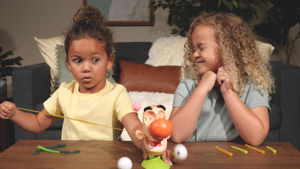 Goliath Games Gooey Louie: Pick a Winner! | New & Improved Bogey Picking Fun! | Kids Action Games | For 2+ Players | Ages 4+ - Image 4
