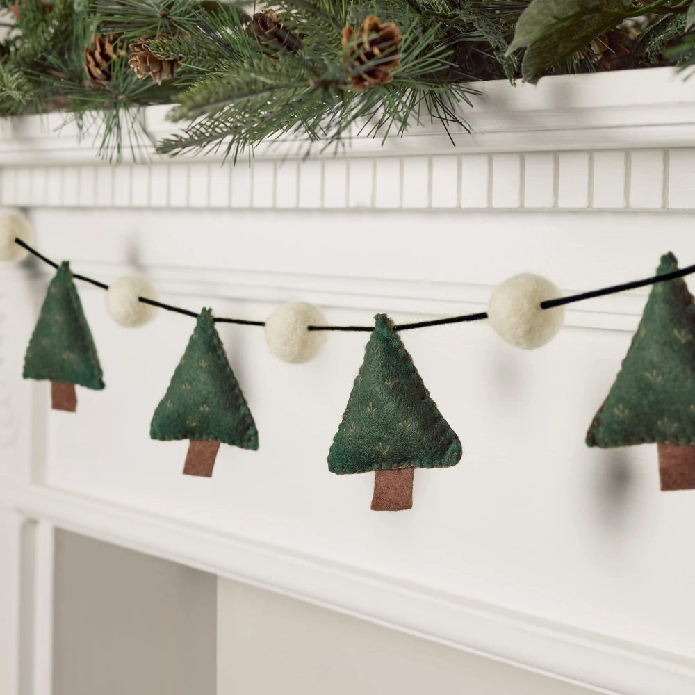Lights4fun 1.3m Christmas Tree Felt Garland Decoration Indoor Use