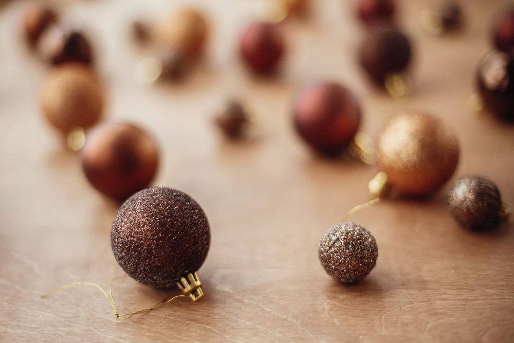 Bravich 100 Pieces Shatterproof Baubles Set. Christmas Tree Decorations Ornament Balls With Hooks & String Hanging. Home Decor 3,4 & 6 CM Baubles-Matt, Shiny & Glitter Finish-Brown - Image 2