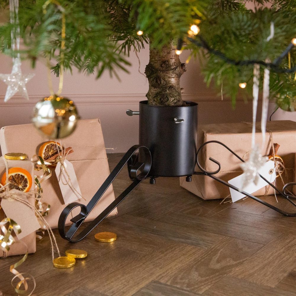 Harbour Housewares Scroll Christmas Tree Stand - Black - Small Metal Live Christmas Tree Decor Adjustable Xmas Tree Holder Base with Water Holder & Adjustable Trunk Support - Image 4