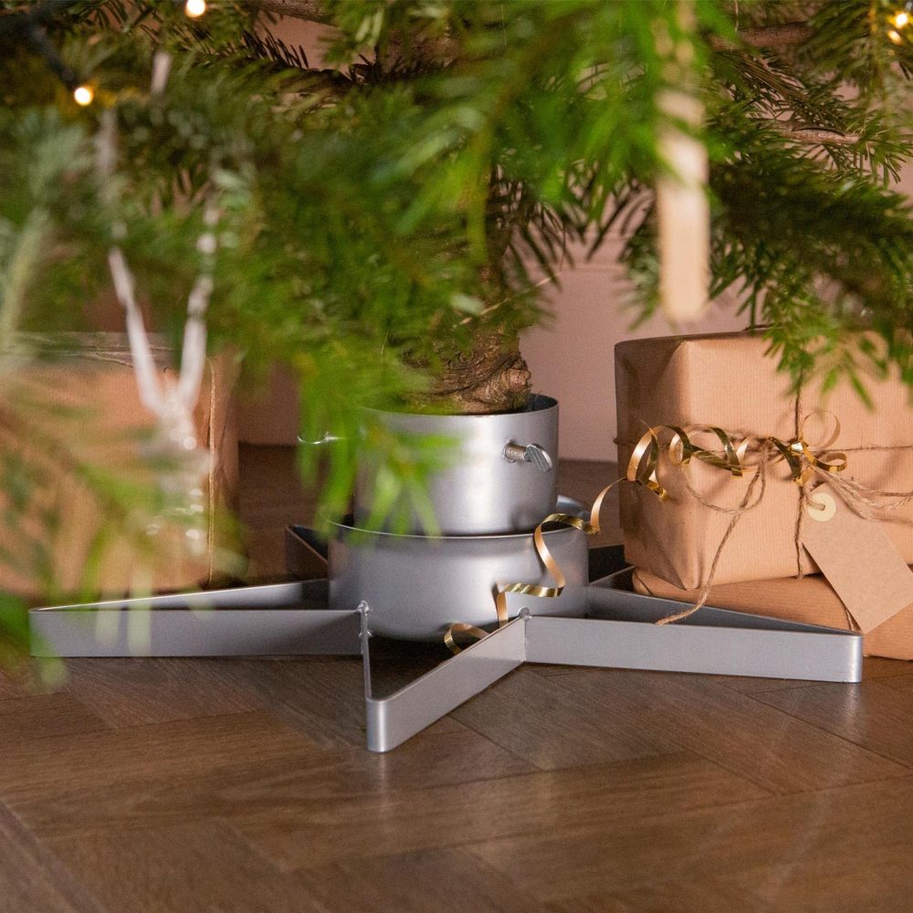 Harbour Housewares Christmas Tree Stand - Silver - Star Shaped Metal Live Christmas Tree Decor Adjustable Xmas Tree Holder with Internal Spike, Water Holder & Adjustable Trunk Support - Image 3