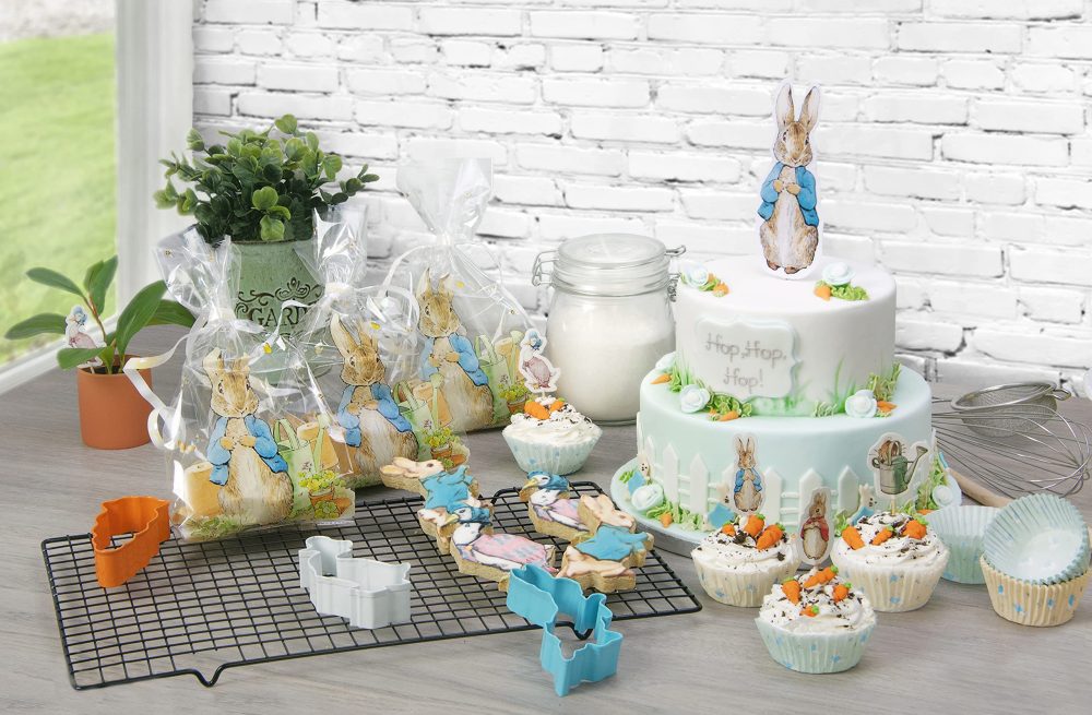 Anniversary House J001 Peter Rabbit Classic Characters Cupcake Toppers, Paper & 20 Pieces Beatrix Potter Peter Rabbit Treat Bags, BOPP Cellophane Bags, 12.5 x 28.5cm, Including Twist Ties, M569 - Image 5