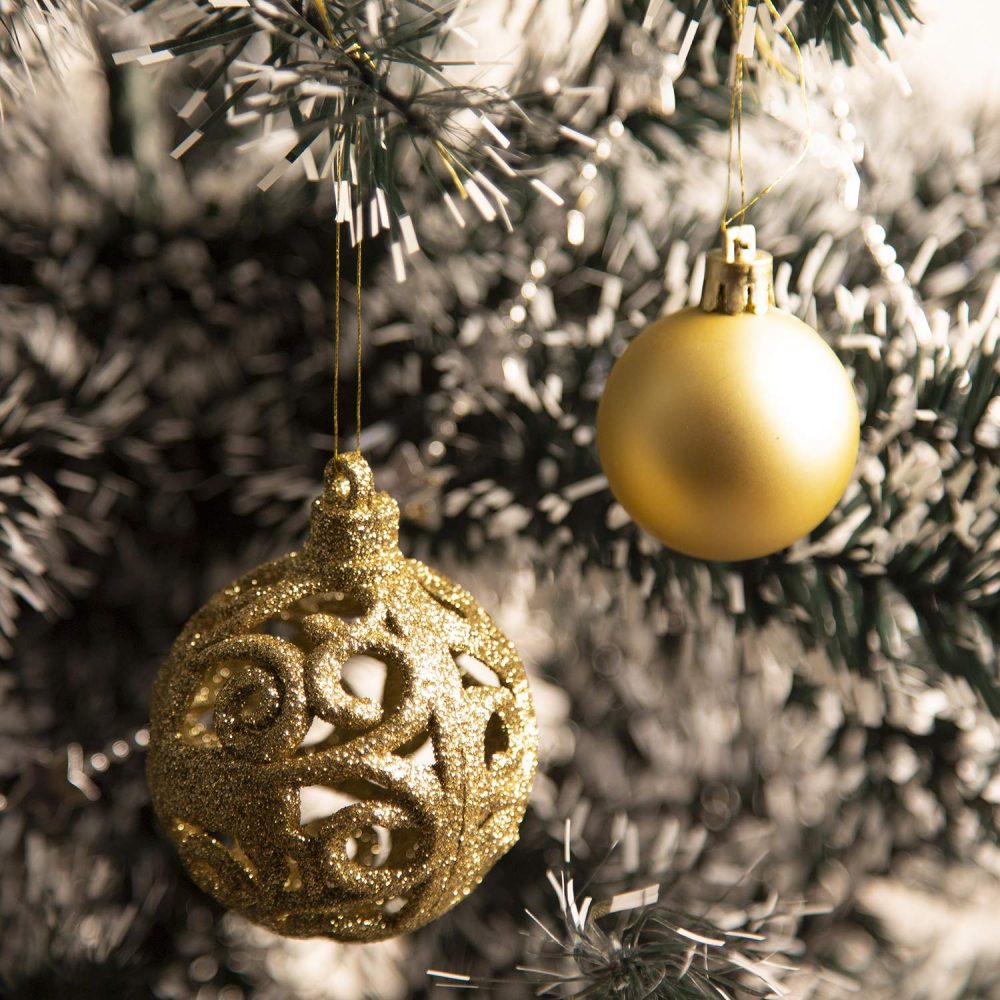 Bravich 100 Pieces Shatterproof Baubles Set. Christmas Tree Decorations Ornament Balls With Hooks & String Hanging. Home Decor 3,4 & 6 CM Baubles-Matt, Shiny & Glitter Finish-Gold - Image 3