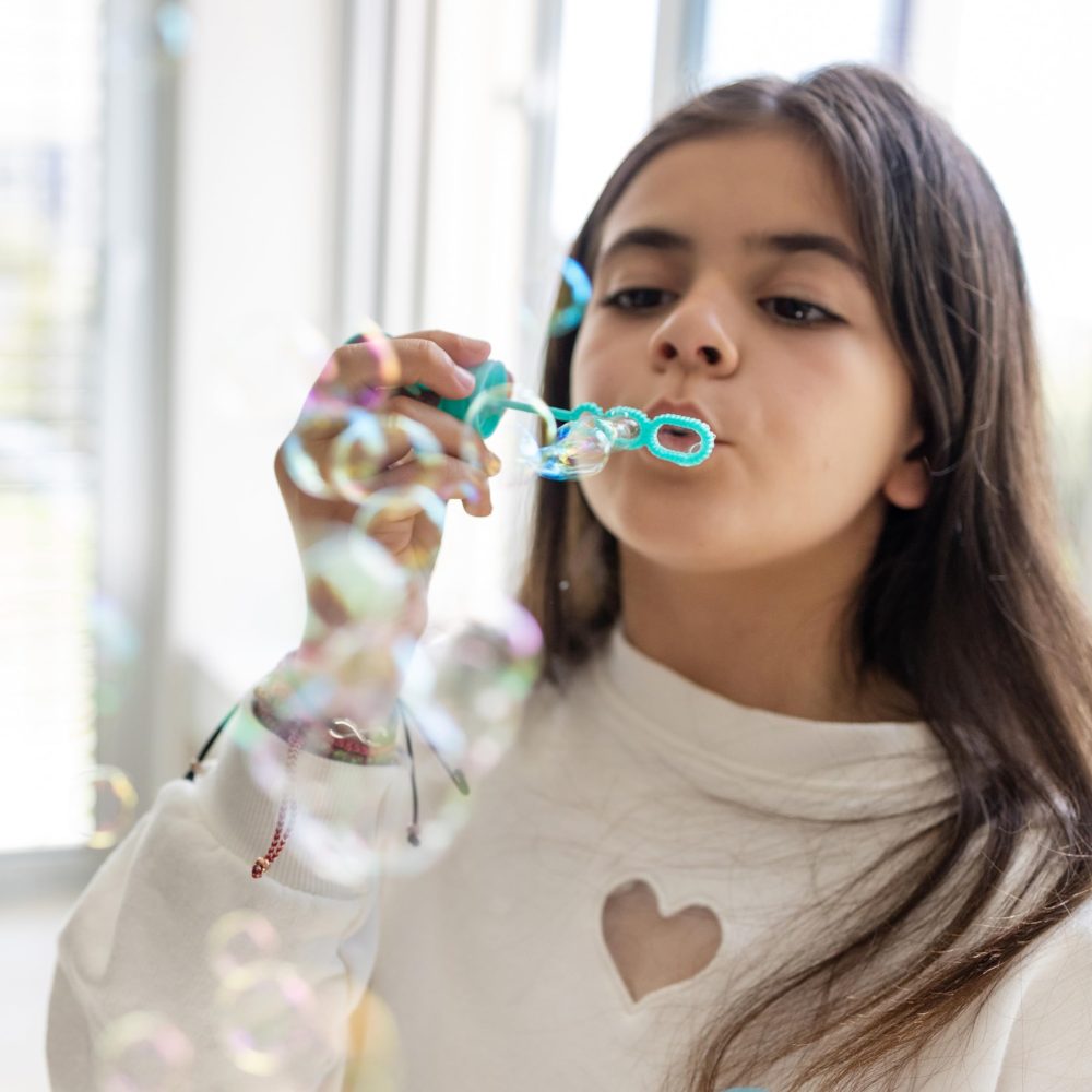 Toyseum 24 x Princess Bubble Wands, Ideal Party Bag Fillers for Kids, Large 3-Holed Wands for Girls Princess Theme Birthday Parties, Fun Favours and Goody Bag Fillers Long Lasting Solution, Pack of 24 - Image 5