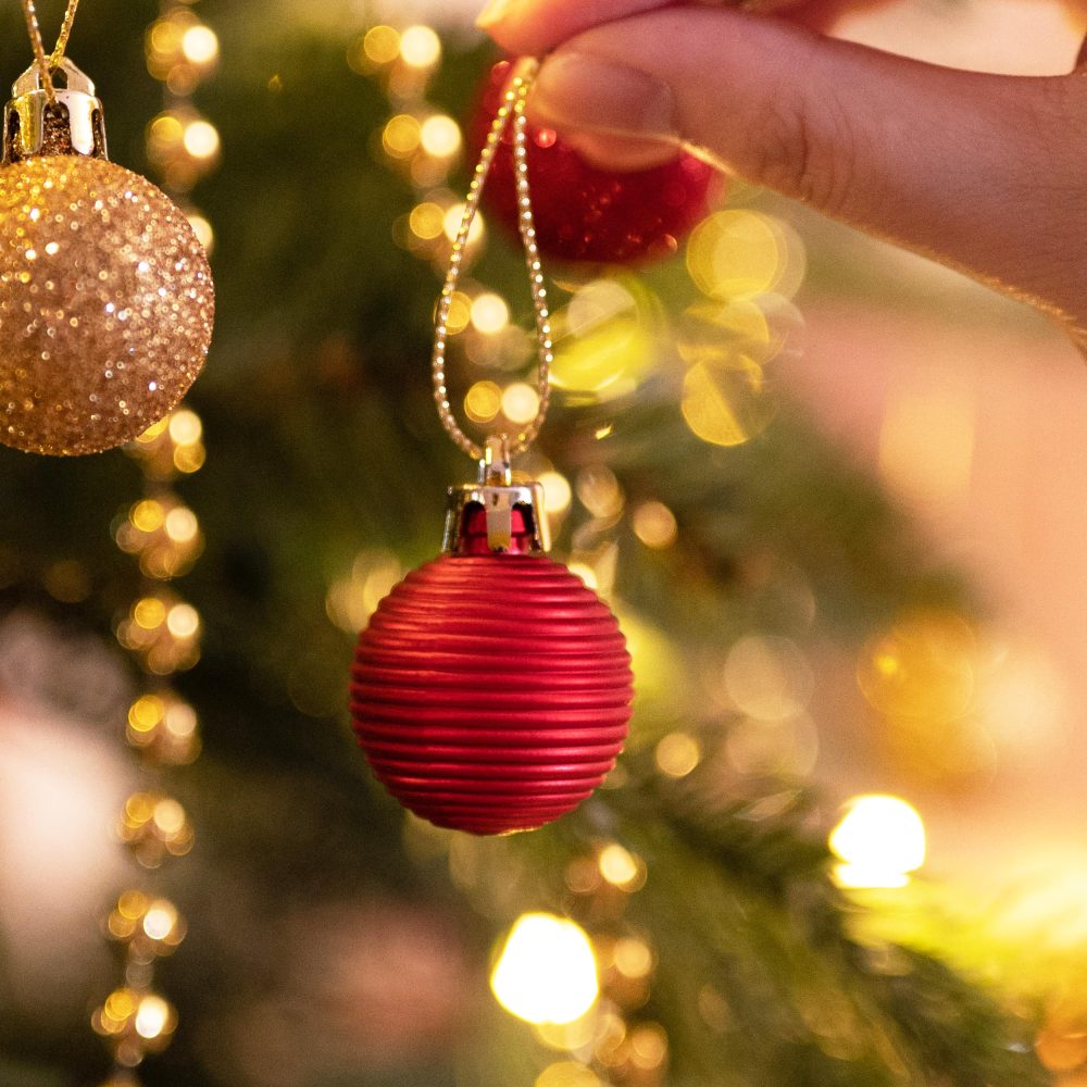 Valery Madelyn Christmas Baubles for Christmas Tree Decoration，49pcs 3cm Traditional Red and Gold Christmas Shatterproof Christmas Ball Ornaments - Image 3