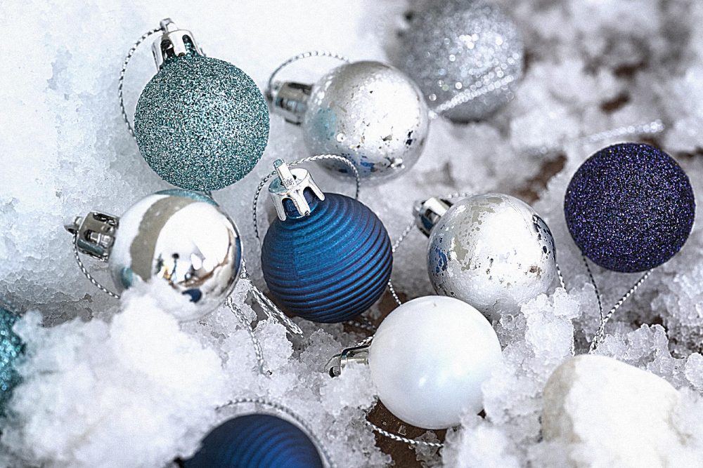 Valery Madelyn Christmas Baubles for Christmas Tree Decoration，49pcs 3cm Silver and Blue Christmas Shatterproof Christmas Ball Ornaments - Image 5