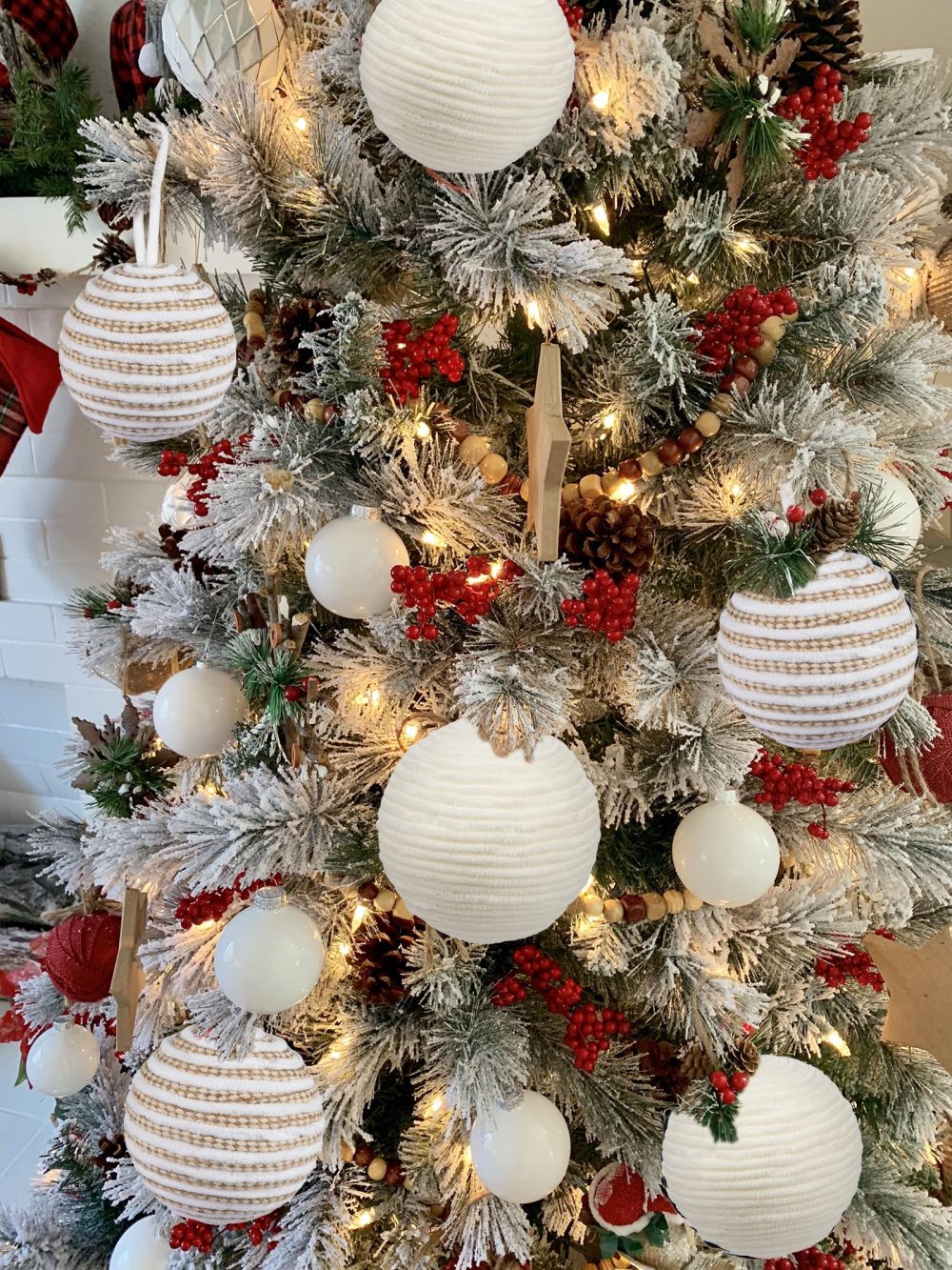 Oairse 10cm Christmas Balls Ornament Set, 6PCS Large White and Tan Rope Decorative Yarn Balls Christmas Baubles Ornament for Christmas Tree Decorations Xmas Halloween Holiday Party Table Decor - Image 3