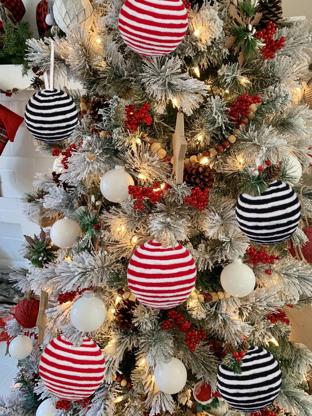 Oairse 10cm Red and White Christmas Ornament Balls, 6PCS Large Decorative Yarn Balls Christmas Baubles Ornament forChristmas Tree Decorations Xmas Halloween Holiday Party Table Centrepiece Decor - Image 4